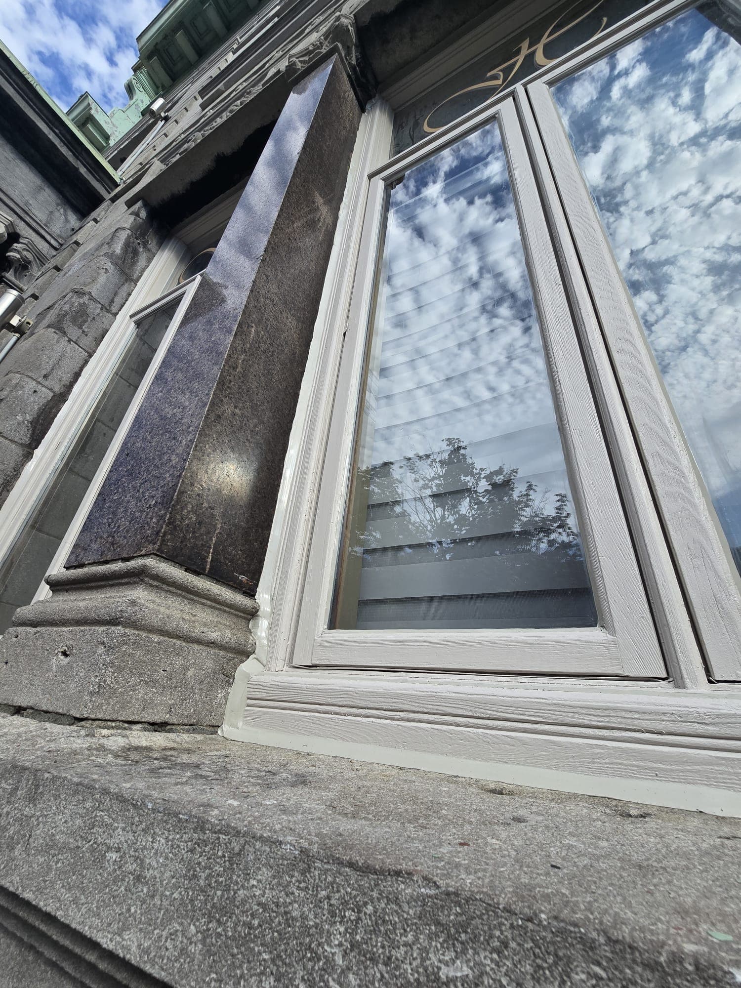 Fenetre en bois patrimoniale d'un batiment historique du Vieux-Quebec