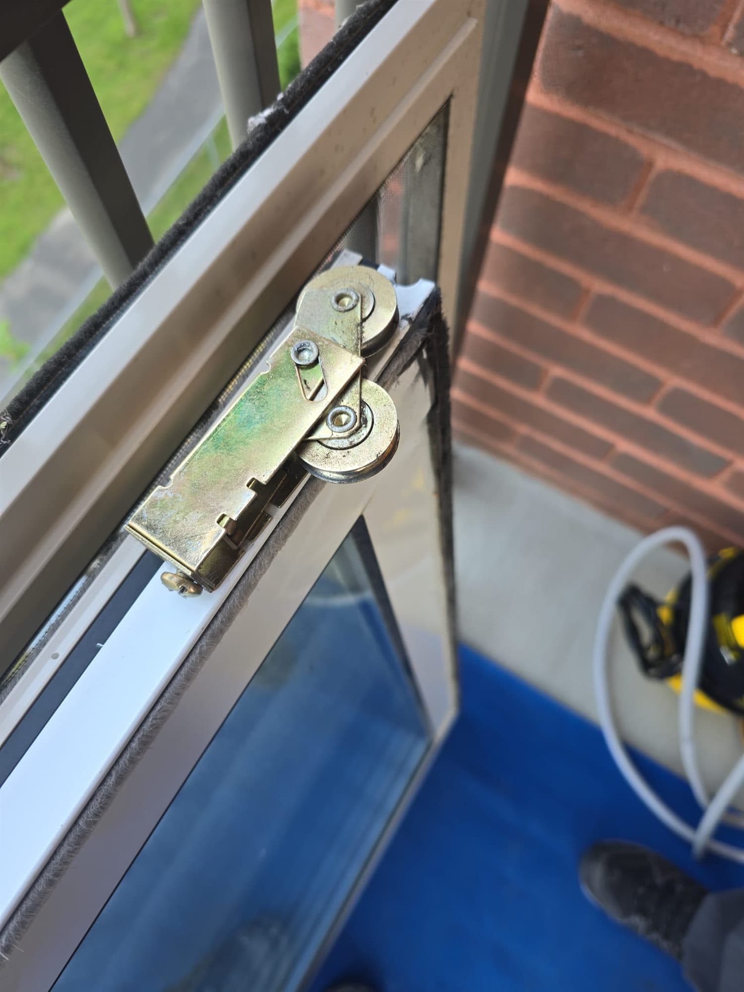 Quincaillerie ajustée avant