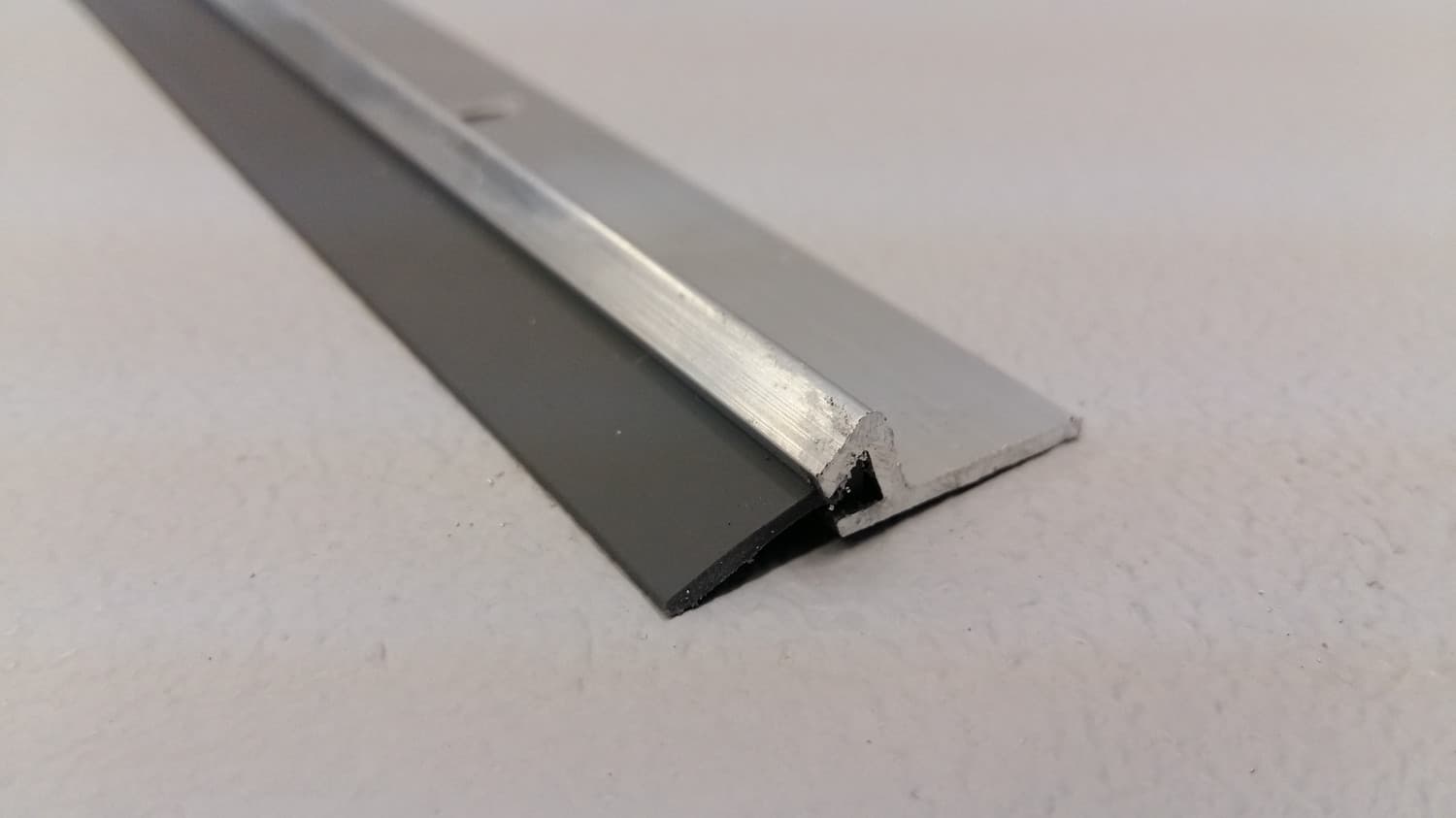 Balai de porte en aluminium 36" - DEF10-160 (36") | Vosthermos