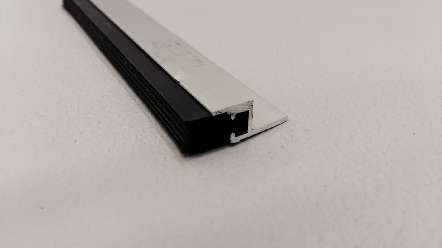 Ensemble de coupe-froid en aluminium et néoprène pour contour de porte - DEF10-165-17 | Vosthermos