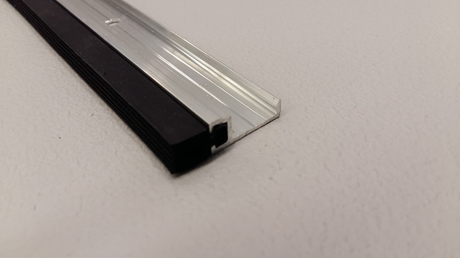 Ensemble de coupe-froid en aluminium et néoprène pour contour de porte - Miniature 2