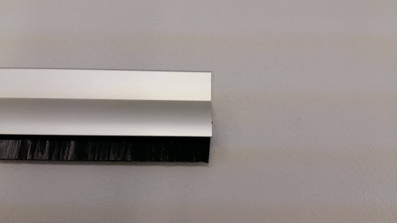 Balai de porte 36" en aluminium avec rejet d'eau  - Miniature 2