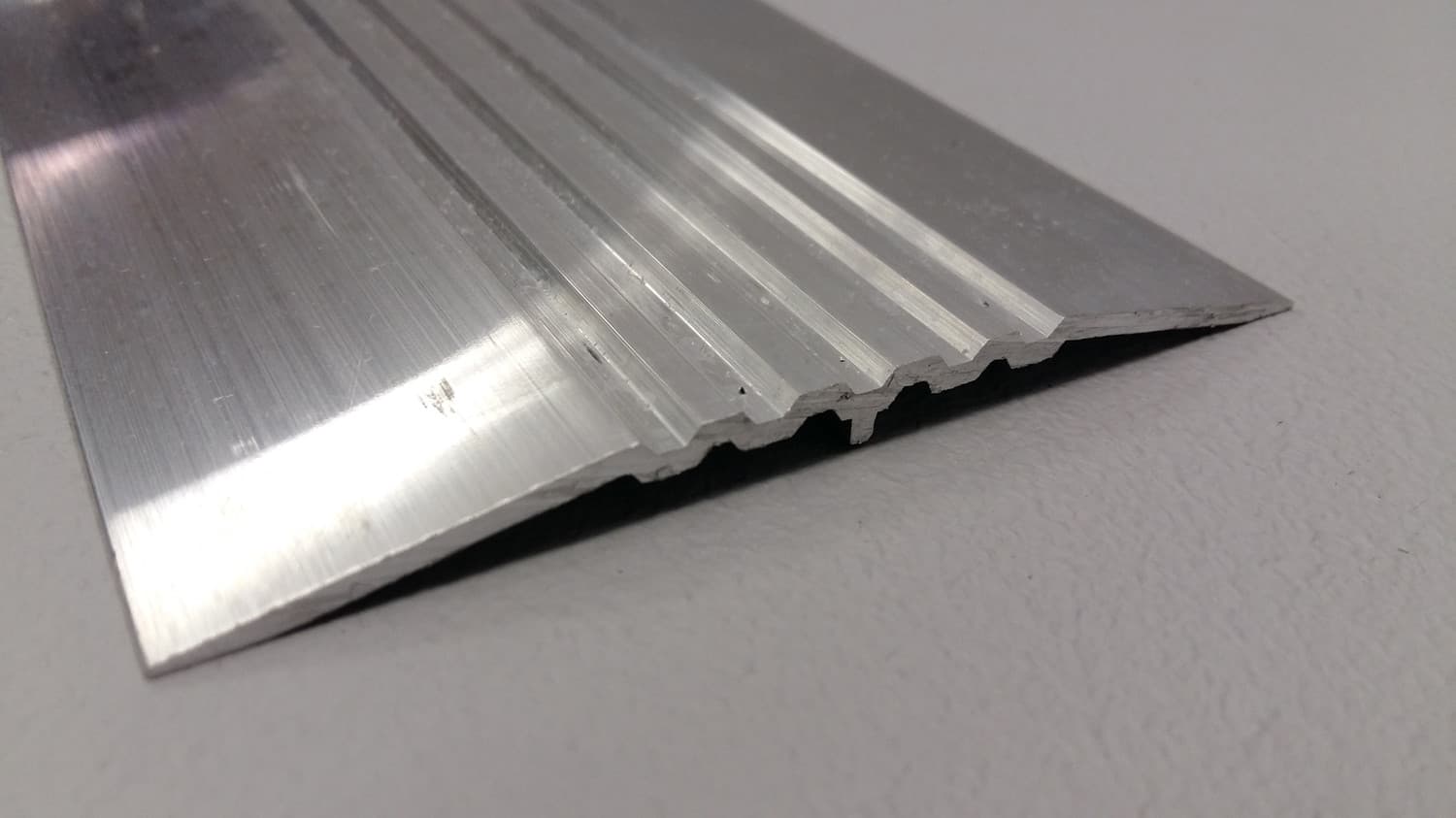 Seuil de porte en aluminium 4" X 36" - DEF10-209-4 (36") | Vosthermos