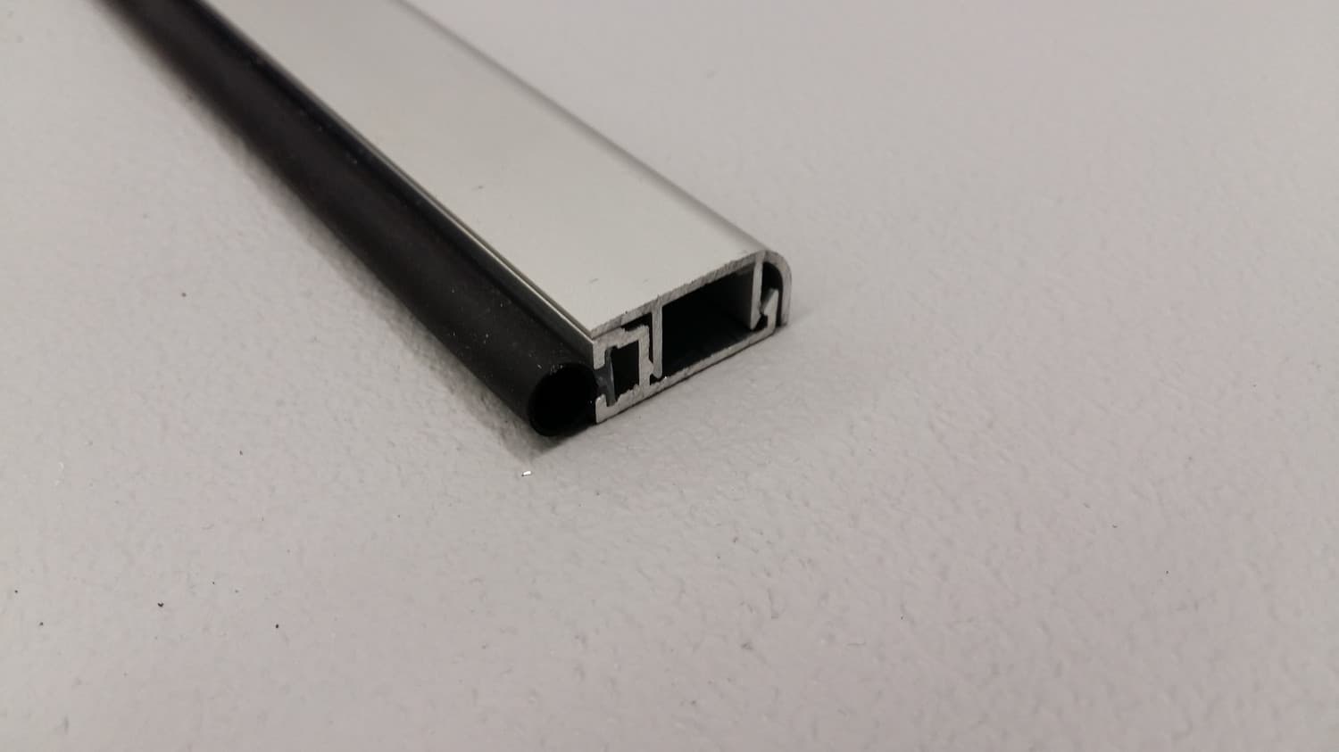 Ensemble de coupe-froid en aluminium et silicone pour contour de porte - DEF10-210-17 | Vosthermos