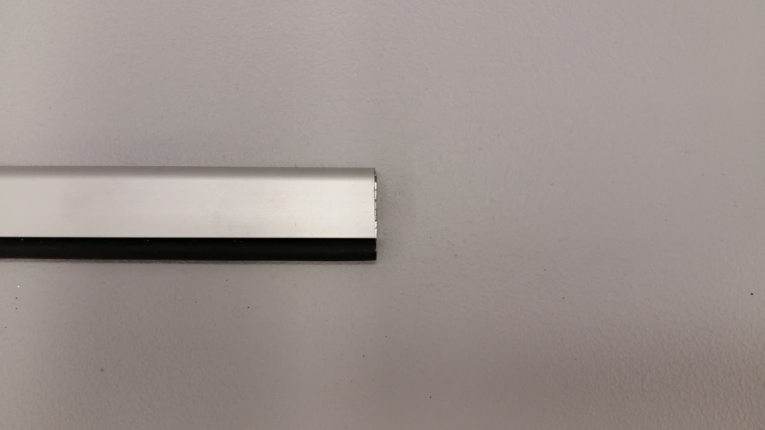 Ensemble de coupe-froid en aluminium et silicone pour contour de porte - Miniature 3