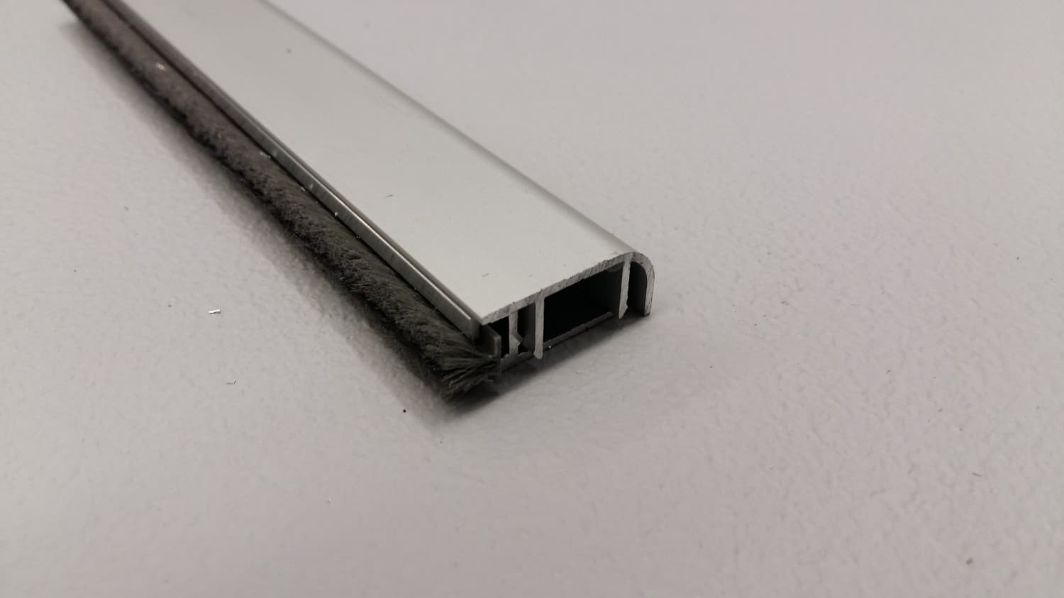 Ensemble de coupe-froid en aluminium et schlegel pour contour de porte - DEF10-211-17 | Vosthermos