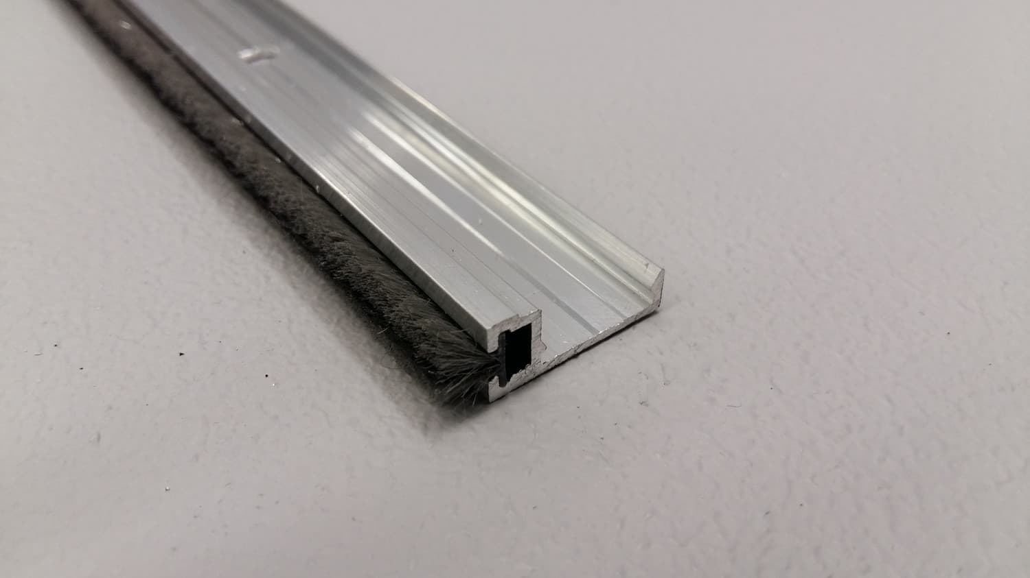 Ensemble de coupe-froid en aluminium et schlegel pour contour de porte - Miniature 2