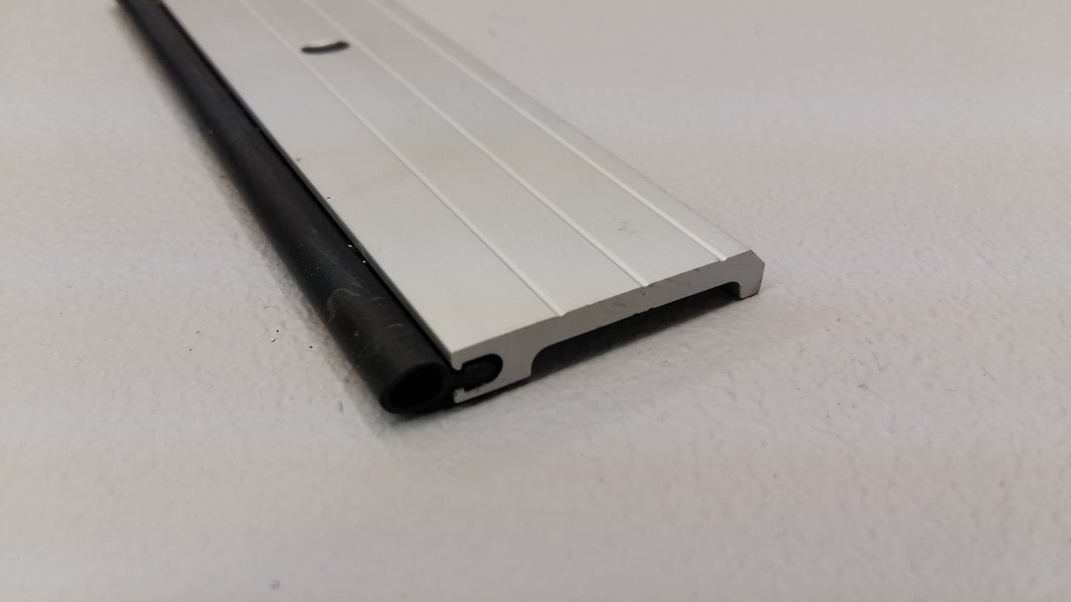 Ensemble de coupe-froid en aluminium et silicone pour contour de porte - DEF10-214-17 | Vosthermos