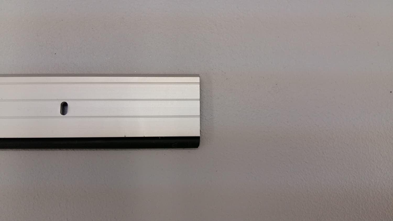 Ensemble de coupe-froid en aluminium et silicone pour contour de porte - Miniature 2