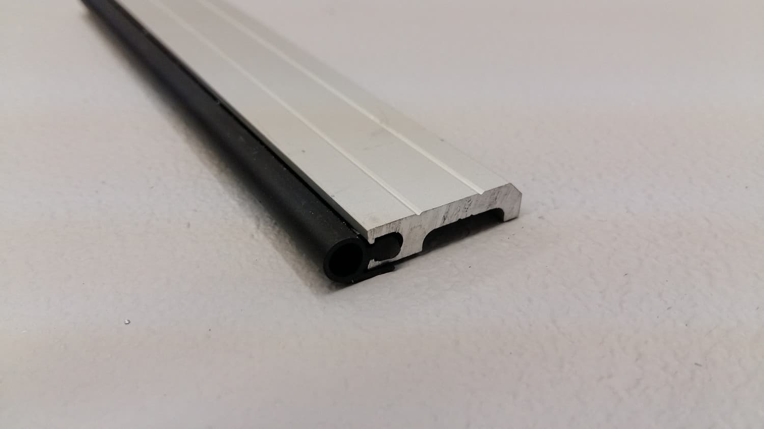 Ensemble de coupe-froid en aluminium et silicone pour contour de porte - DEF10-215-17 | Vosthermos