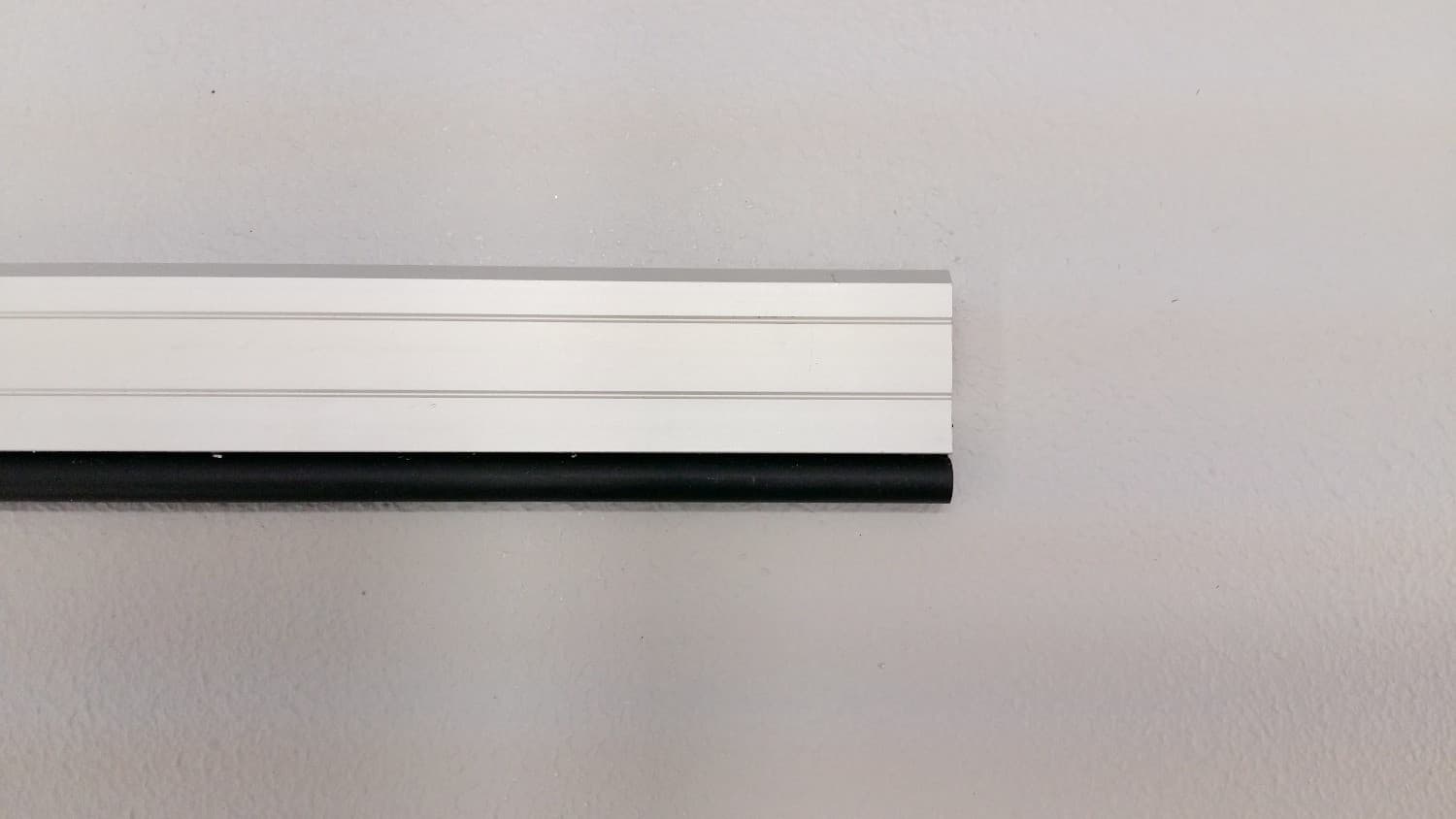 Ensemble de coupe-froid en aluminium et silicone pour contour de porte - Miniature 2