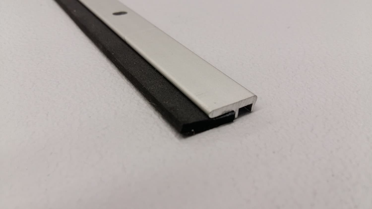 Ensemble de coupe-froid en aluminium et néoprène pour contour de porte - DEF10-248-17 | Vosthermos