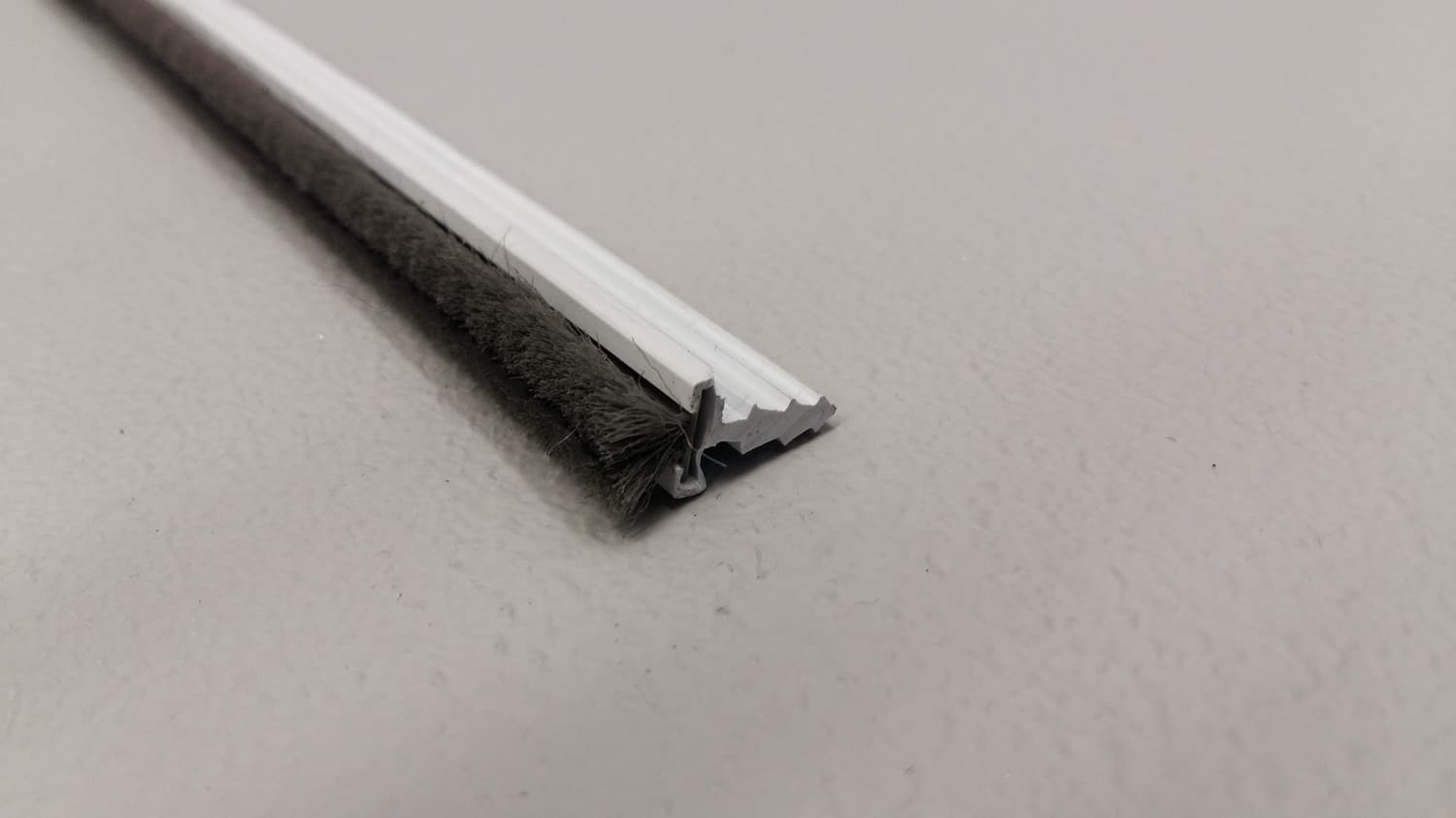 Coupe-froid en insertion pour contour de porte - DEF10-249 | Vosthermos