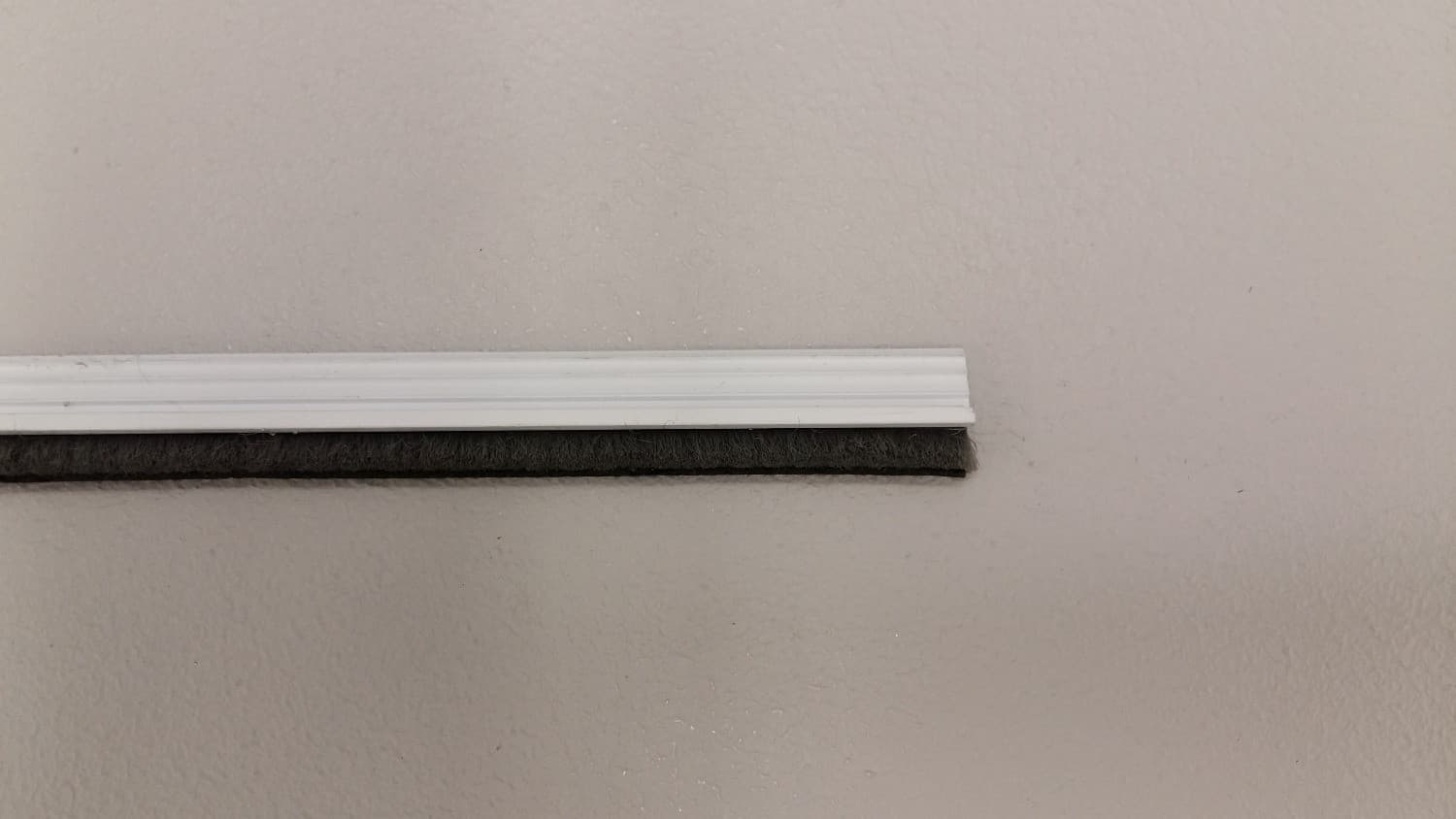 Coupe-froid en insertion pour contour de porte - Miniature 2