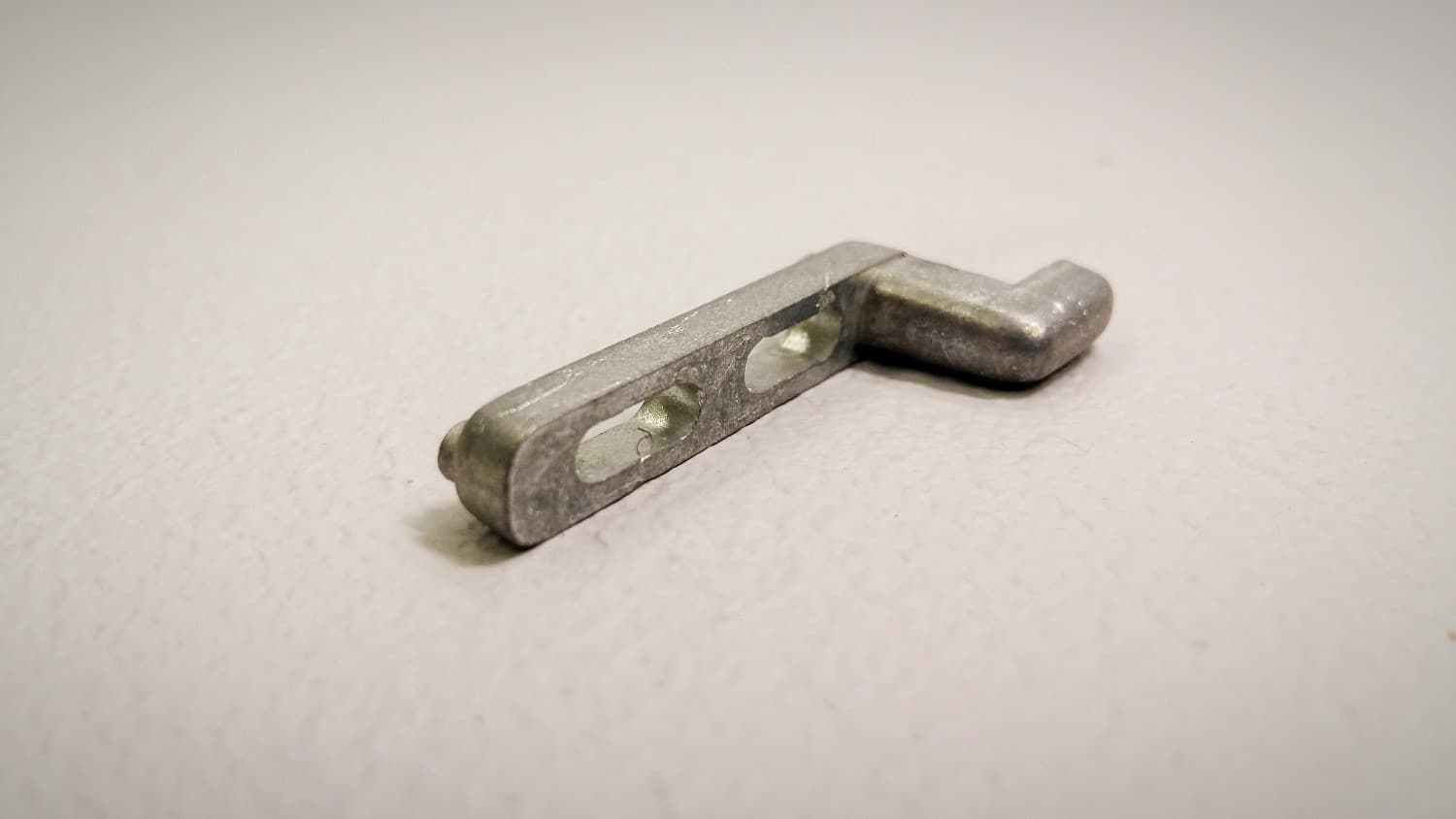 Gache en plastique pour porte moustiquaire - Image 1