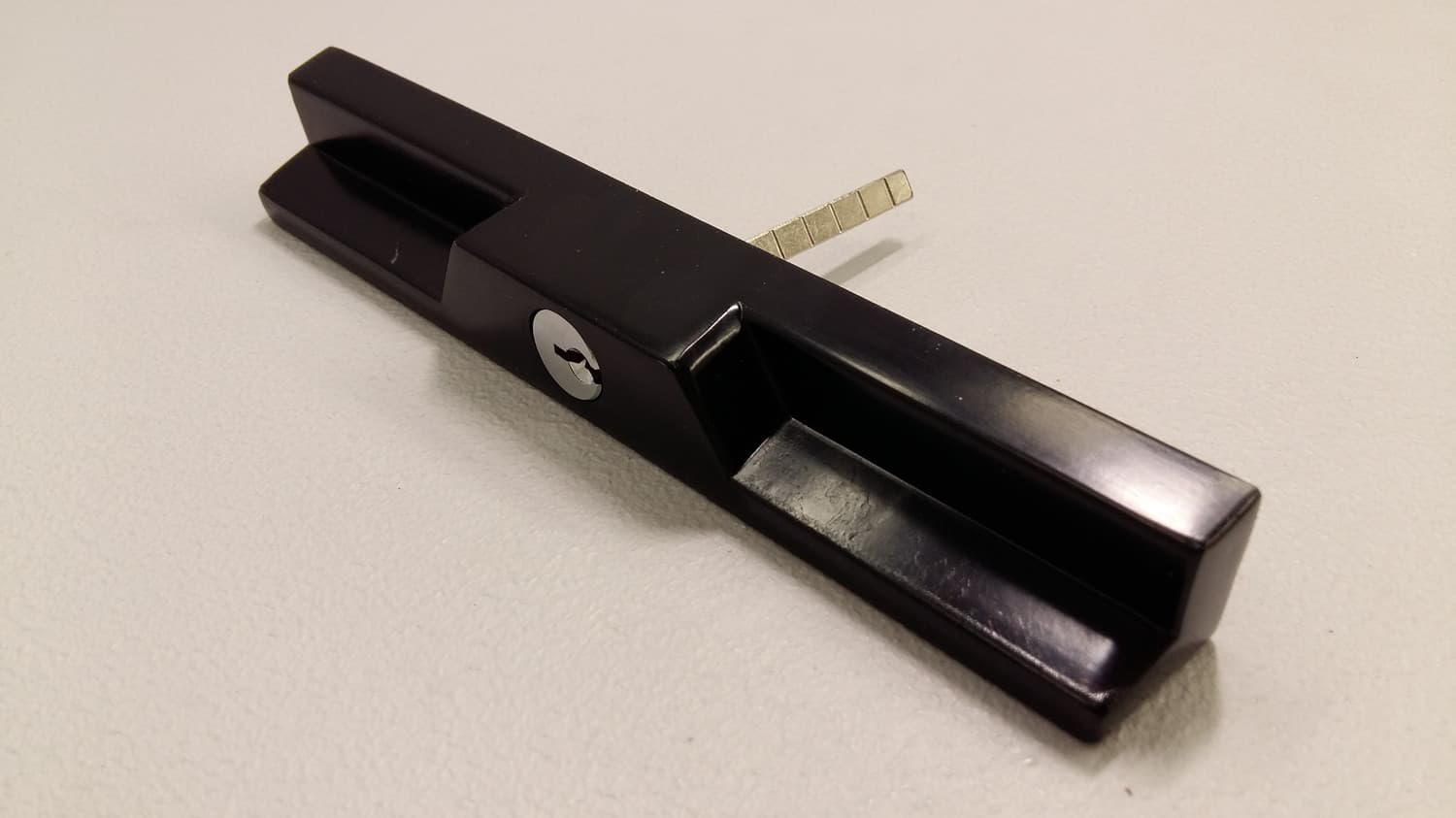 Poignée extérieure noire "universelle" avec clé pour porte patio - Miniature 2