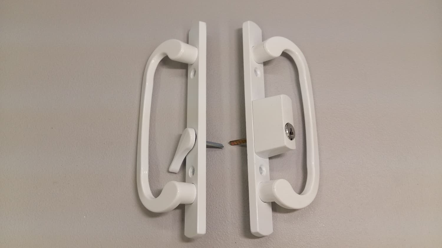 Poignée blanche avec clé pour porte patio - Image 1