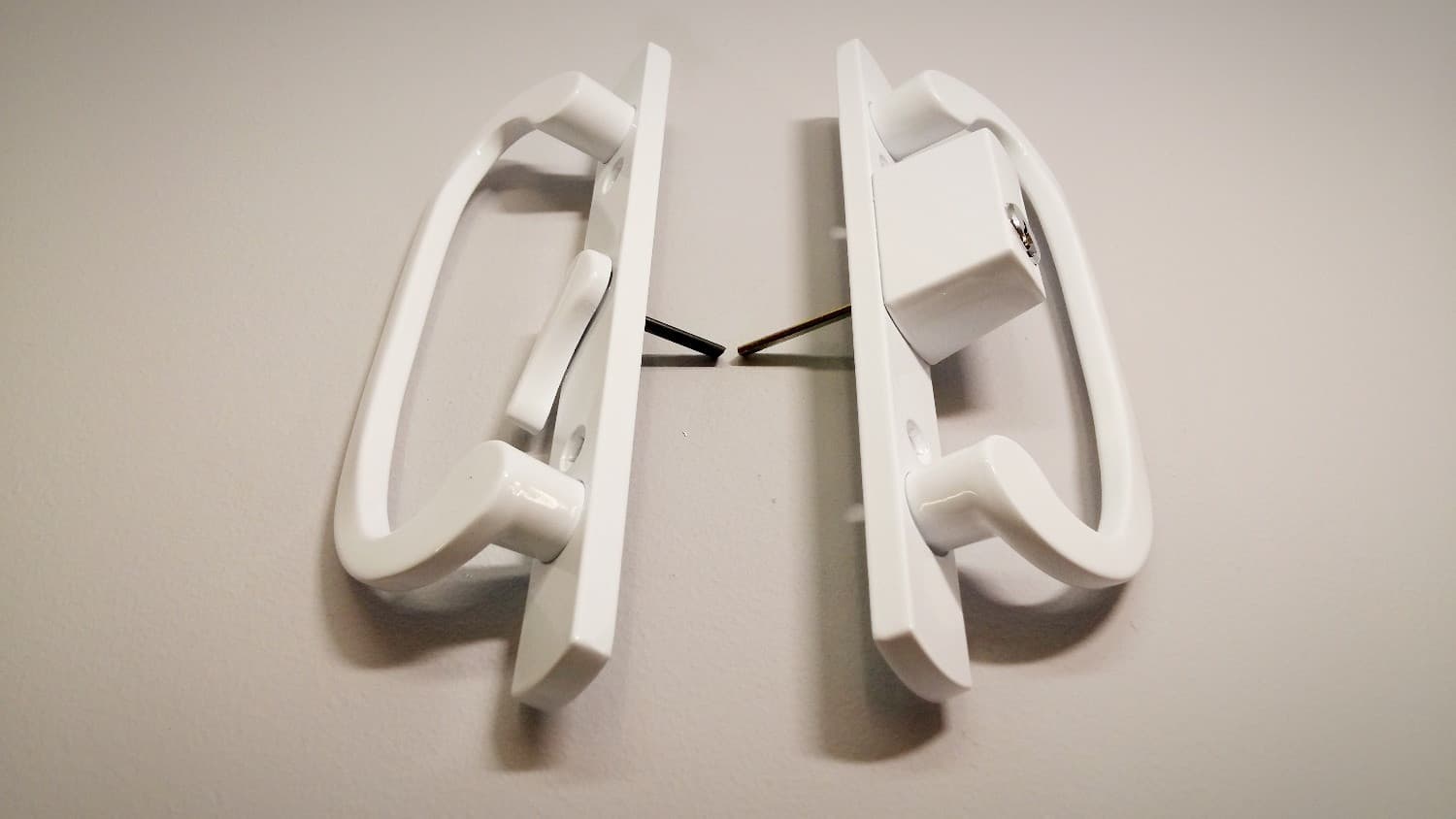 Poignée blanche avec clé pour porte patio - Miniature 2