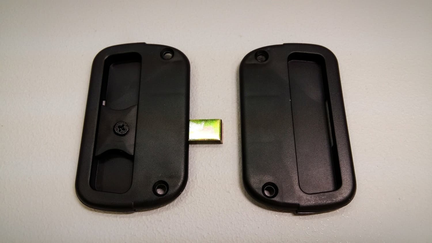 Poignée noire pour porte moustiquaire - Image 1