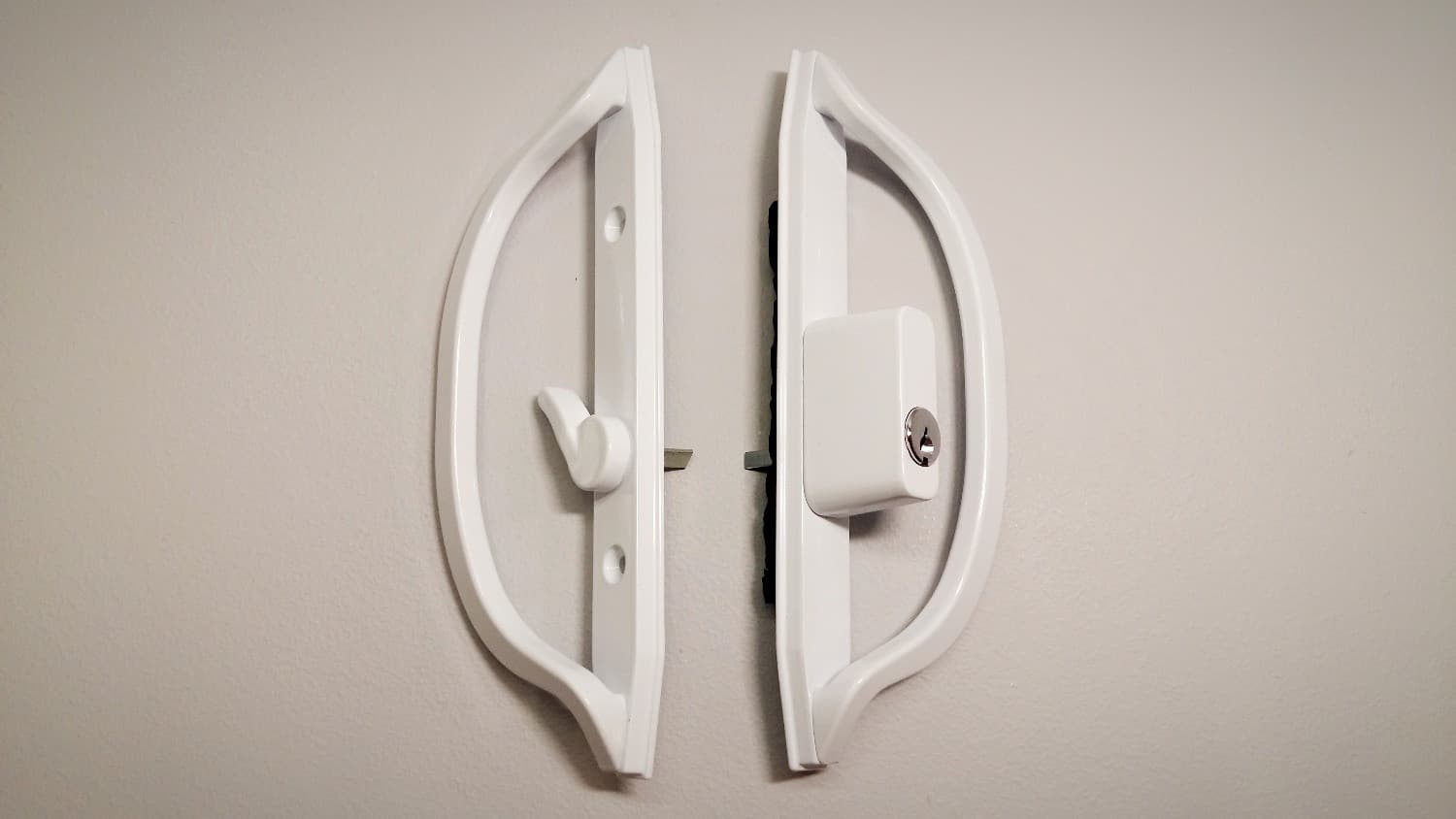 Poignée blanche avec clé pour porte patio - Image 1