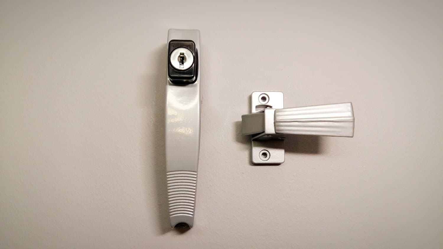 Ensemble de poignée avec clé pour contre-porte d'aluminium (gris) - DEF4-104ALK | Vosthermos