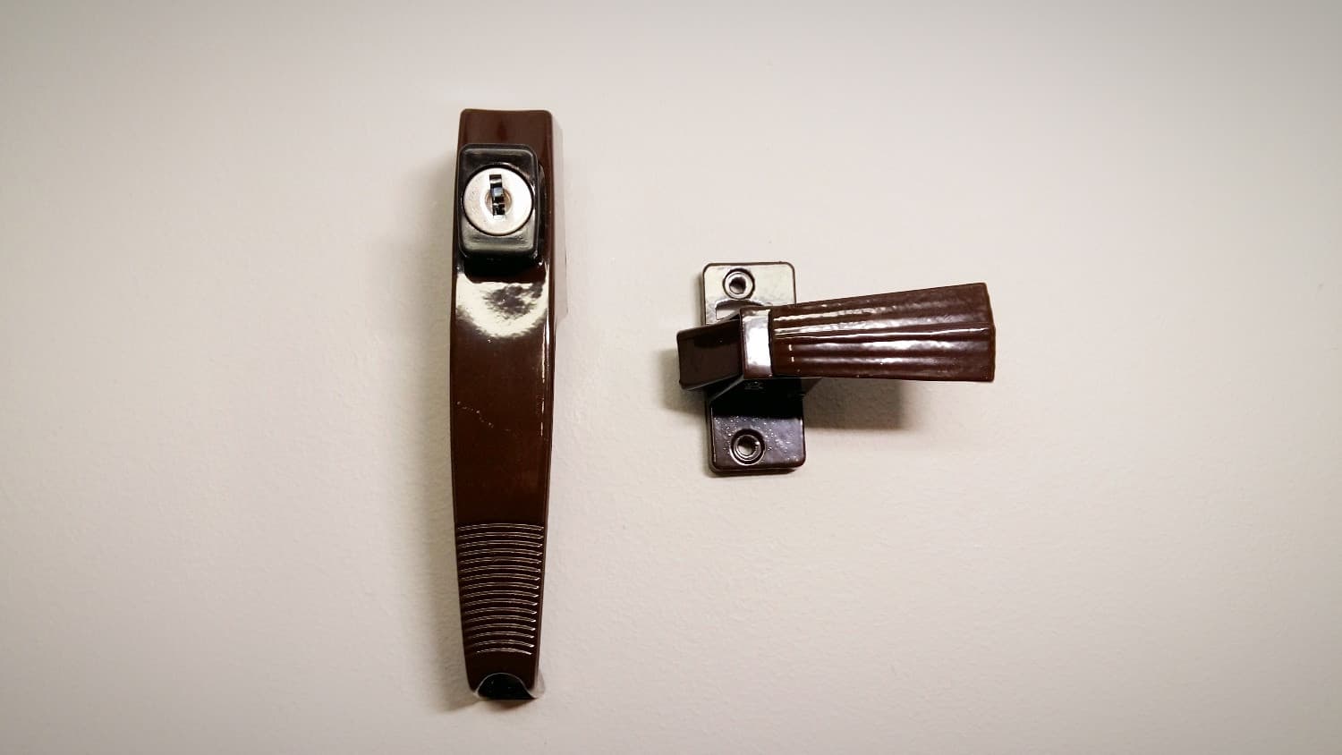 Ensemble de poignée avec clé pour contre-porte d'aluminium (brune) - DEF4-104BRK | Vosthermos