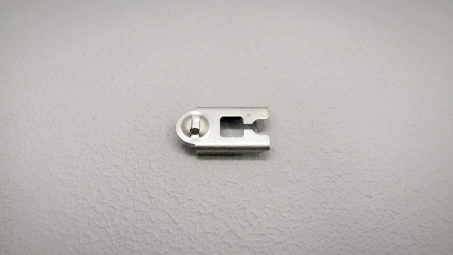 Attache pour opérateur de fenêtre à battant - Image 1