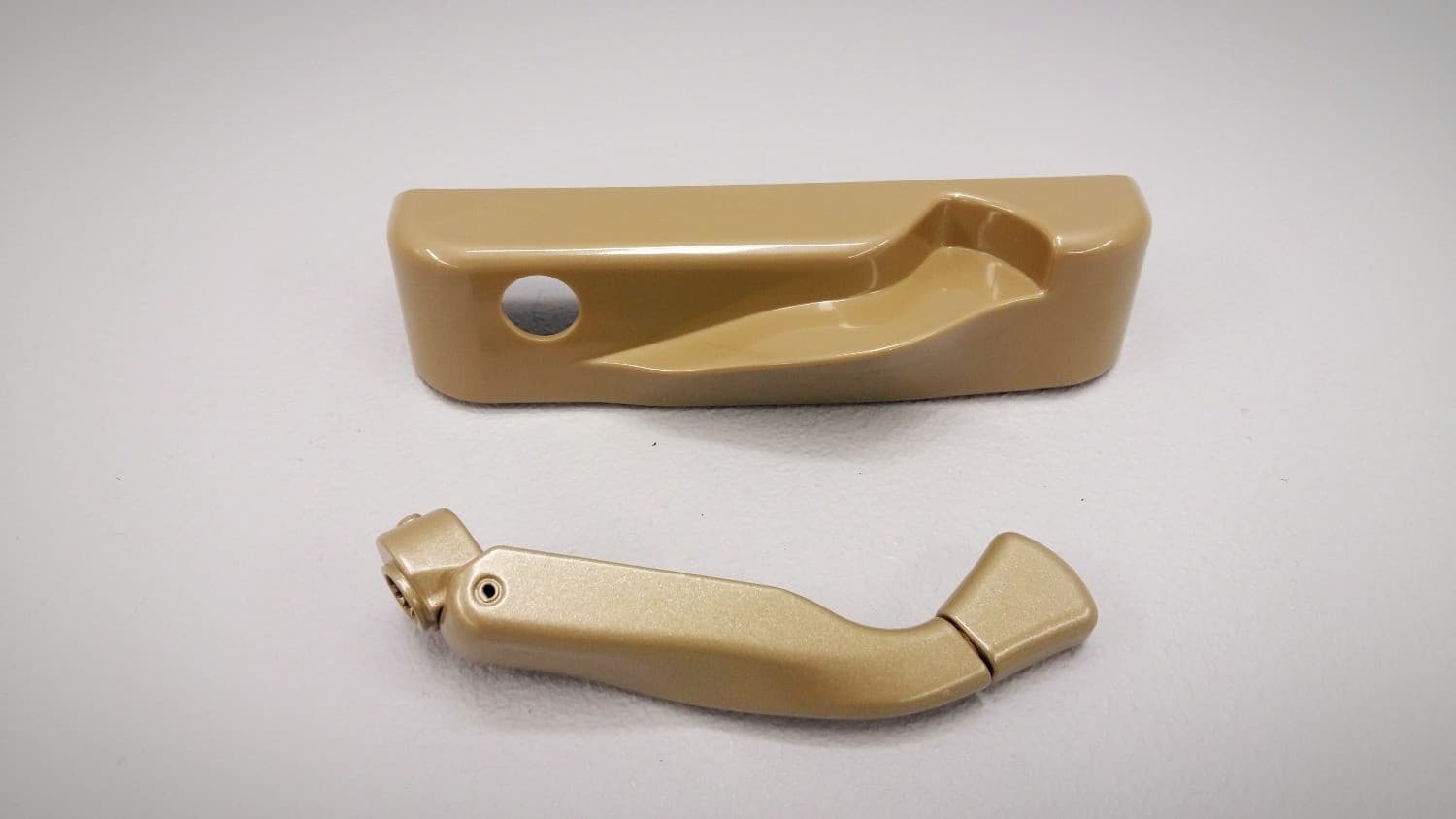 Poignée pliante et couvercle champagne pour opérateur de fenêtre à battant - Image 1