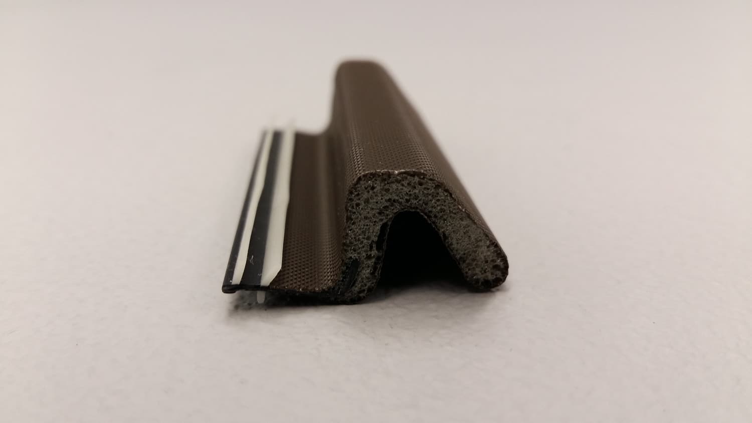 Coupe-froid compression brun pour porte résidentielle (84") - DEF6-165CNBR | Vosthermos