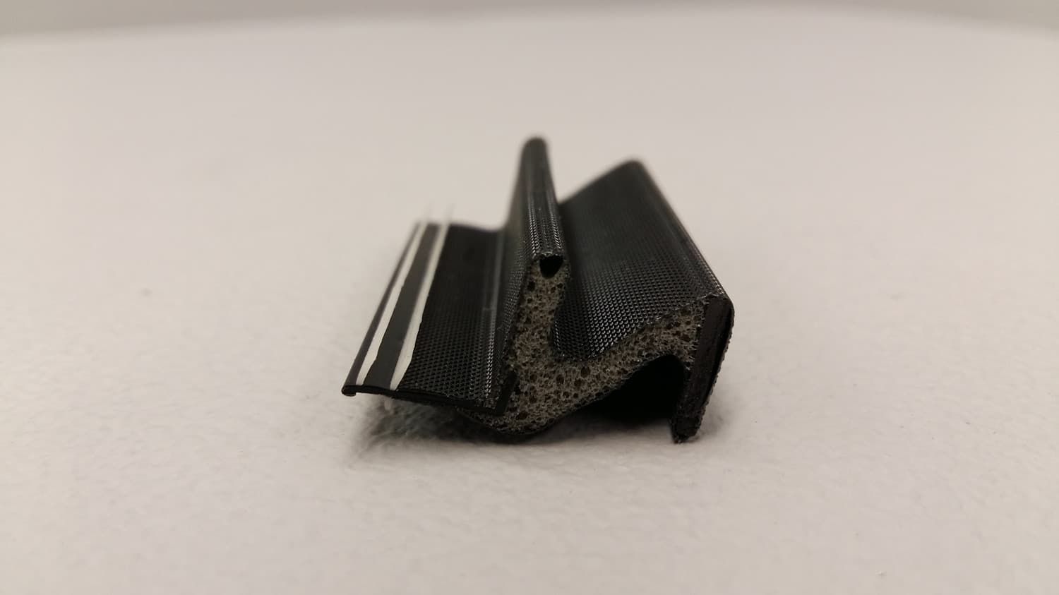 Coupe-froid magnétique noir pour porte résidentielle (84") - DEF6-167MNN | Vosthermos