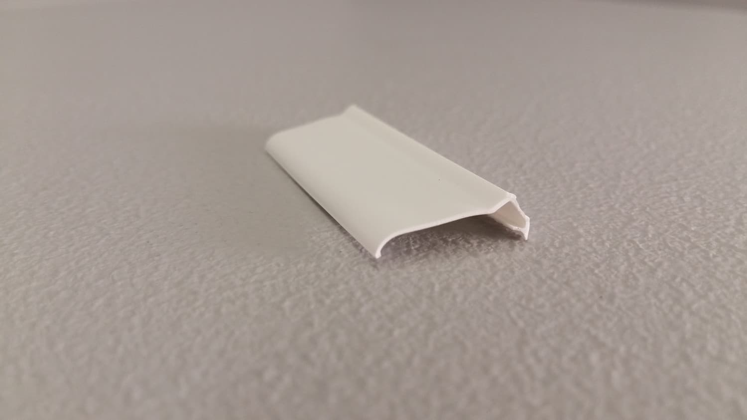 Coupe-froid blanc en polyflex 7' - Image 1