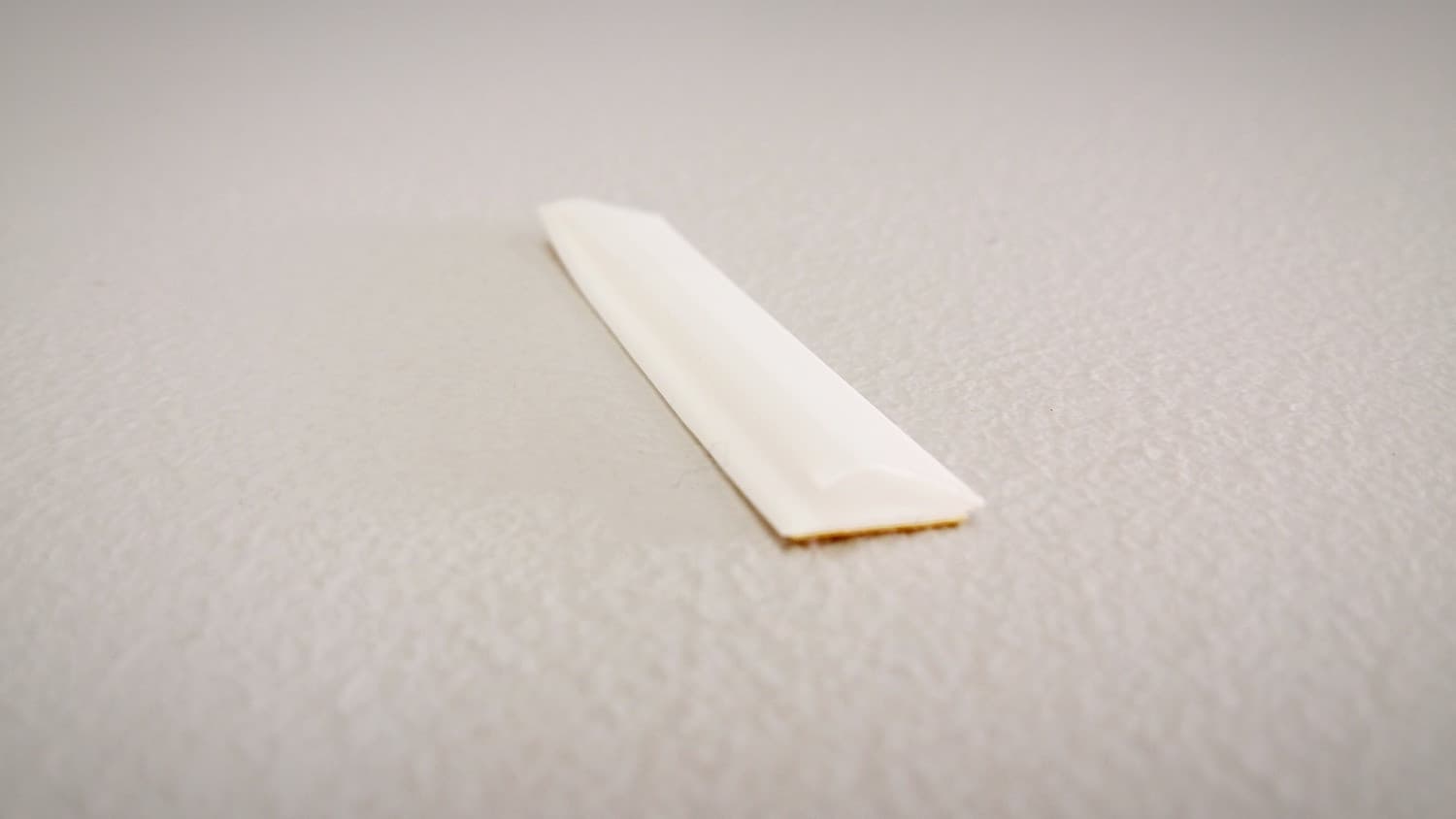 Coupe-froid auto-collant Polyflex blanc (longeur de 84 pouces) - Image 1