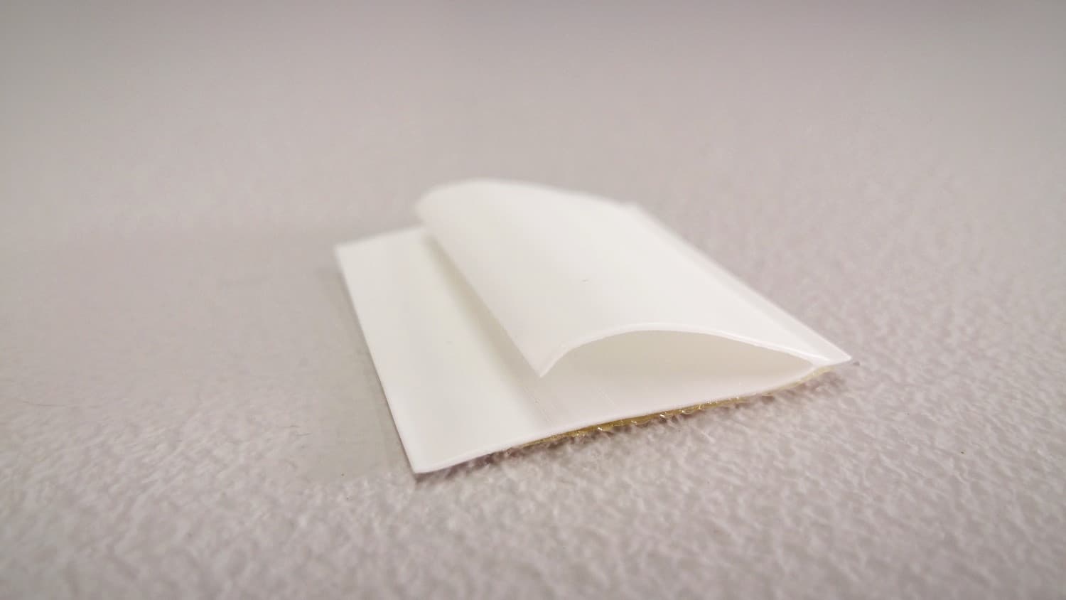 Coupe-froid auto-collant en Polyflex blanc (longueur de 84 pouces) - Image 1