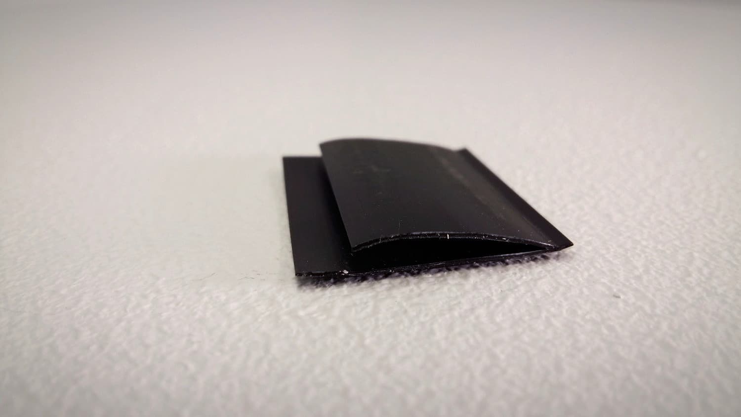 Coupe-froid auto-collant en Polyflex noir (longueur de 84 pouces) - Image 1