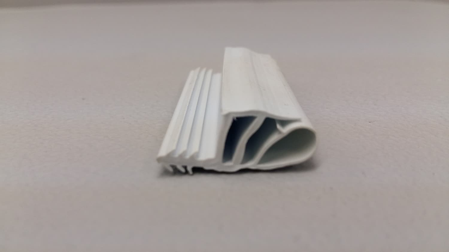 Coupe-froid compression blanc pour porte résidentielle (84") - DEF6-189C | Vosthermos