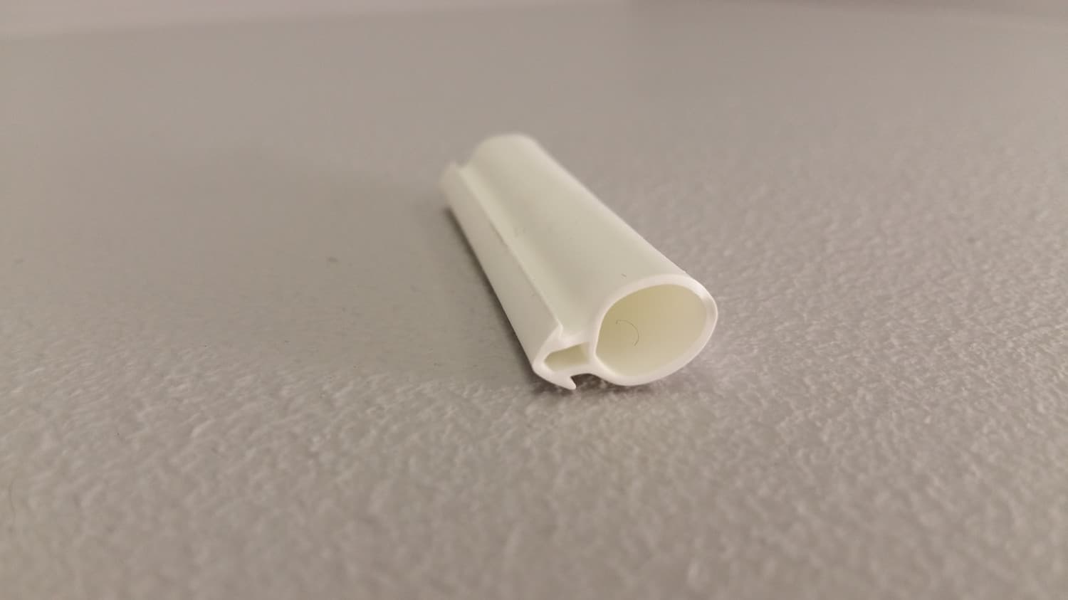 Coupe-froid blanc en silicone (vendu aux pieds) - Image 1