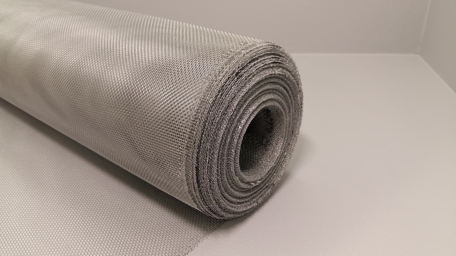 Rouleau de moustiquaire en aluminium brillant 36" X 100' - DEF8-111 (36") | Vosthermos