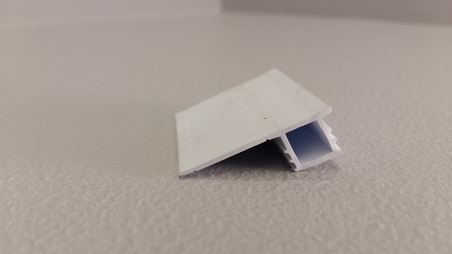 Coupe-mouche blanc pour porte moustiquaire (84") - DEF9-115 | Vosthermos