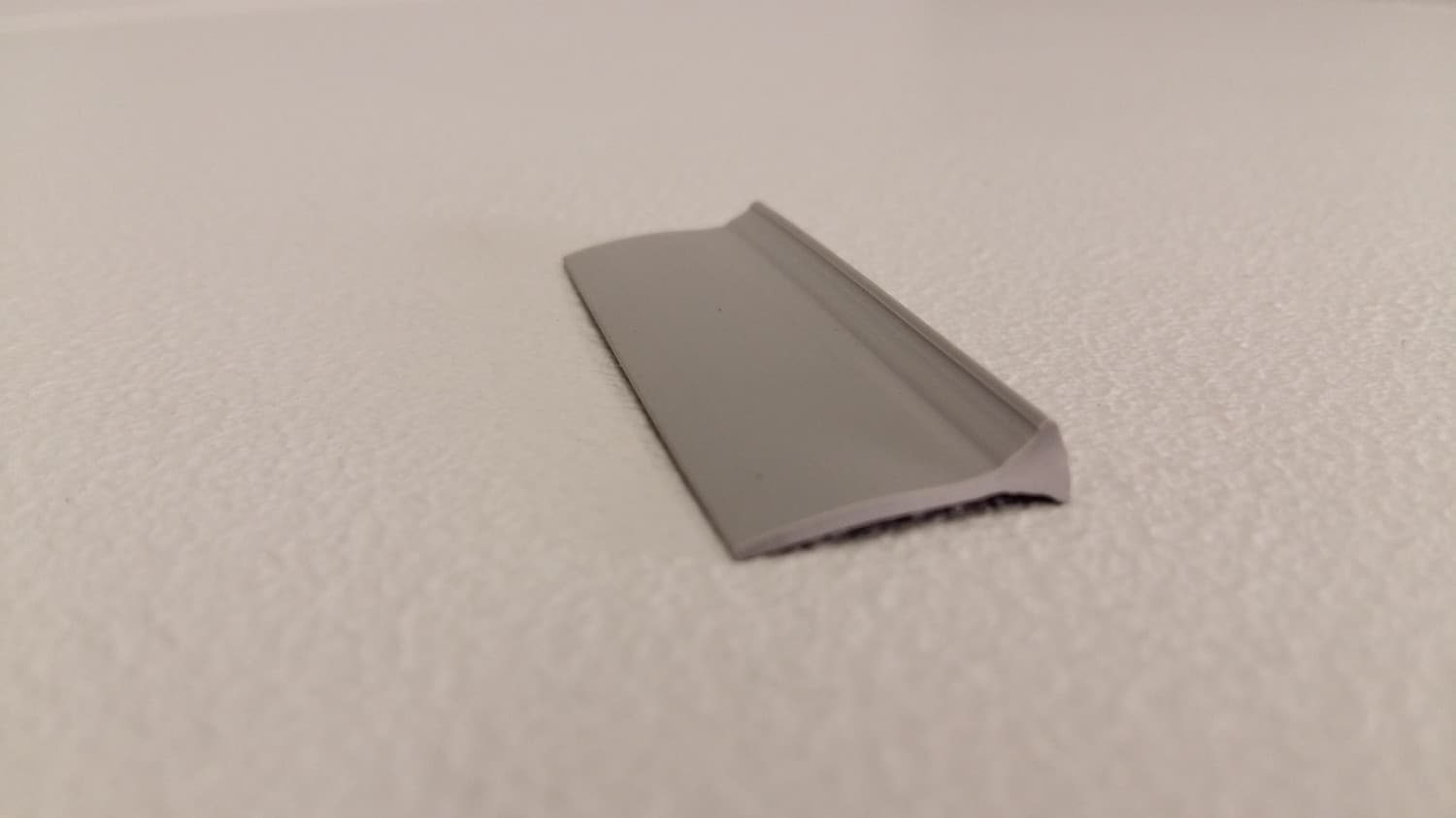 Coupe-mouche gris pour porte moustiquaire coulissante(vendu aux pieds) - DEF9-116 | Vosthermos