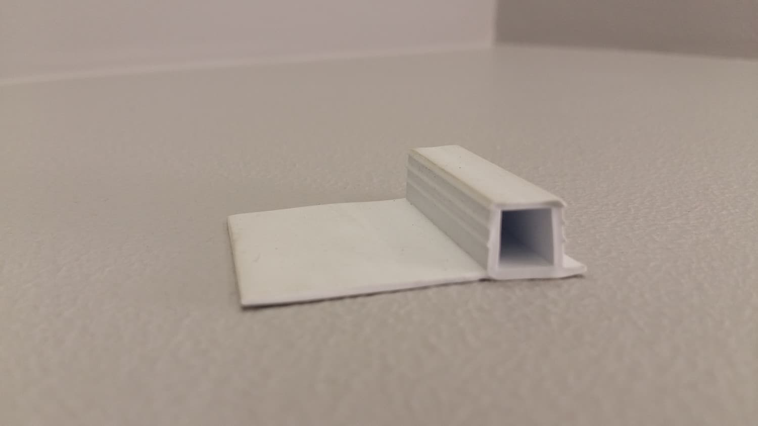 Coupe-mouche blanc pour porte moustiquaire (84") - DEF9-131 | Vosthermos