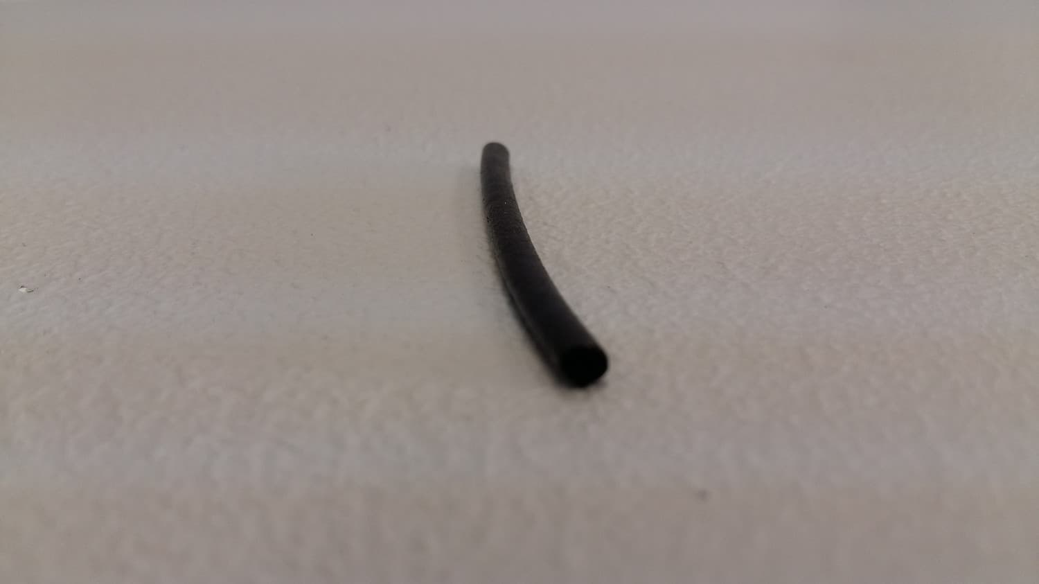 Rouleau de 4490' de rondin de polymousse pour moustiquaire (0.140") - DEF9-140 | Vosthermos