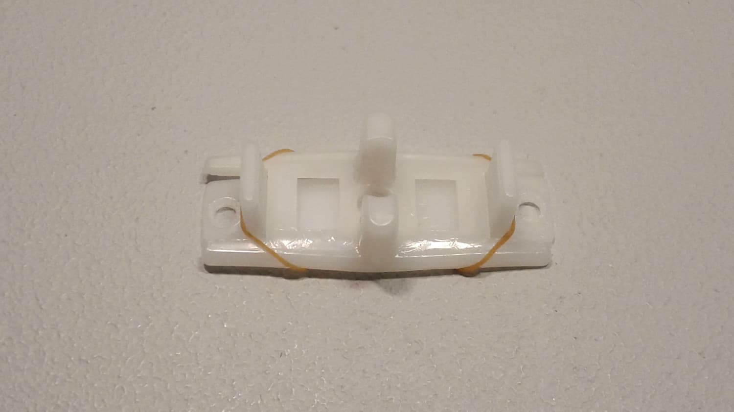 Guide du bas pour garde-robe. Ce modèle est ajustable pour tous les épaisseurs de portes. - DEF1-226 | Vosthermos