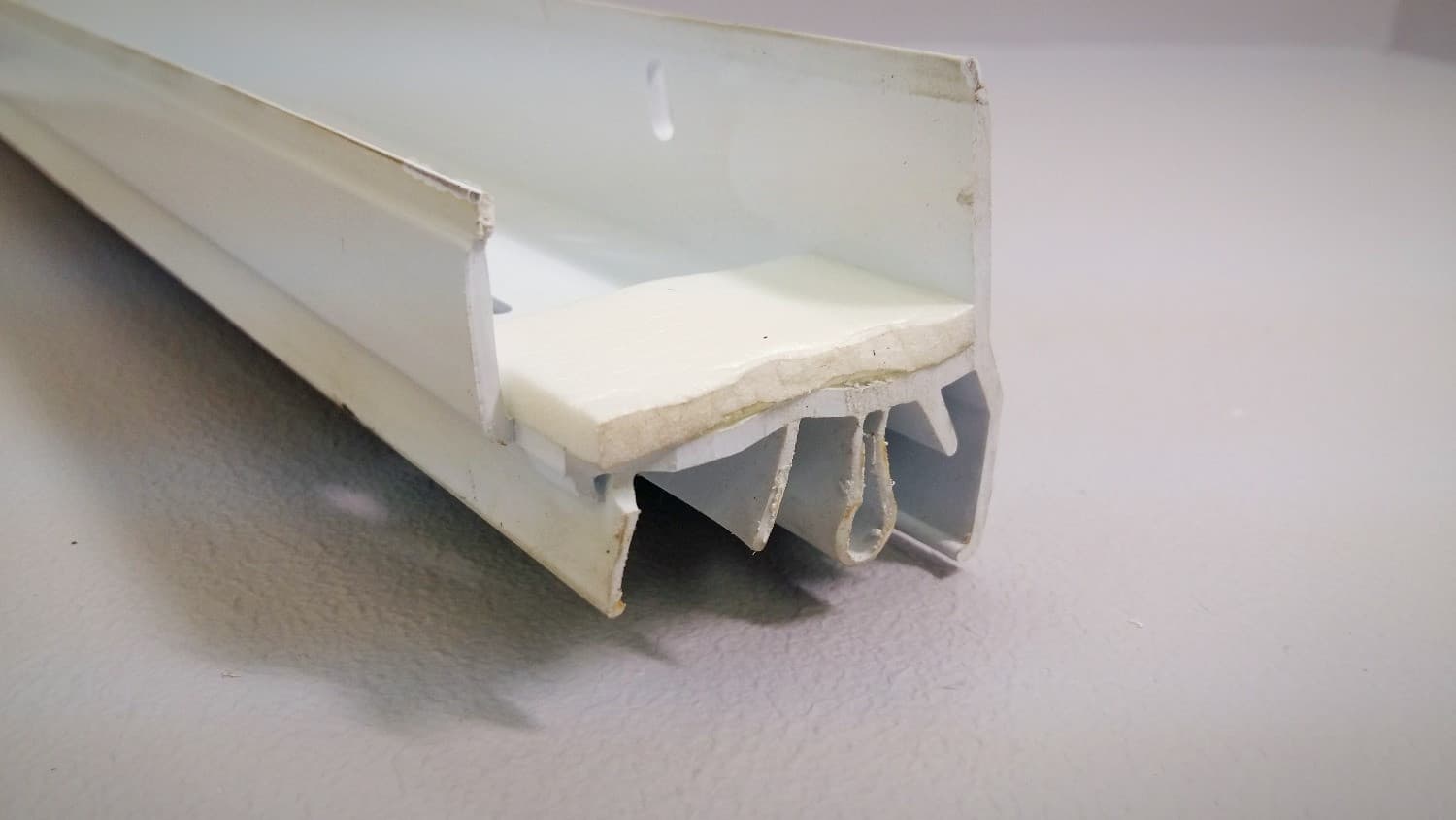 Balai blanc pour porte résidentielle 42" - DEF10-106-42 | Vosthermos