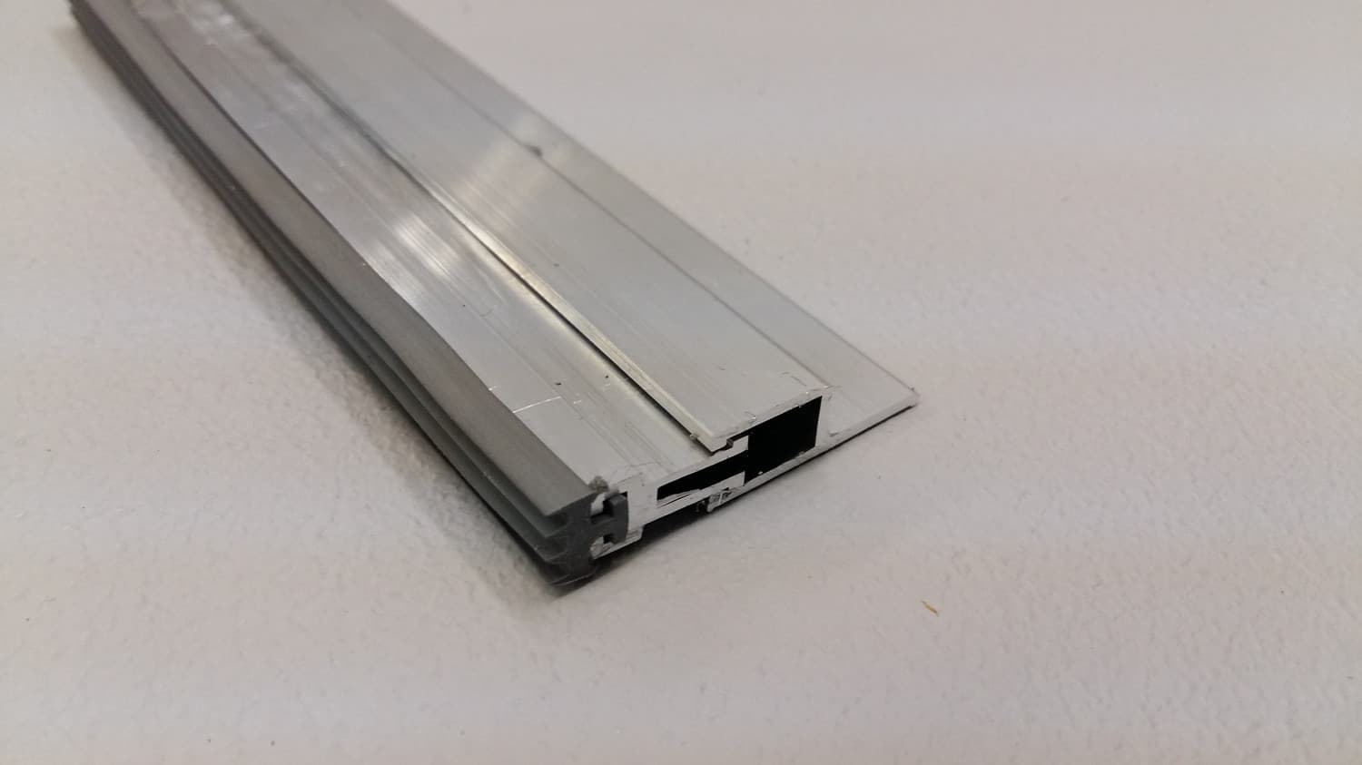 Ensemble de coupe-froid en aluminium et caoutchouc pour contour de porte - DEF10-157-17 | Vosthermos