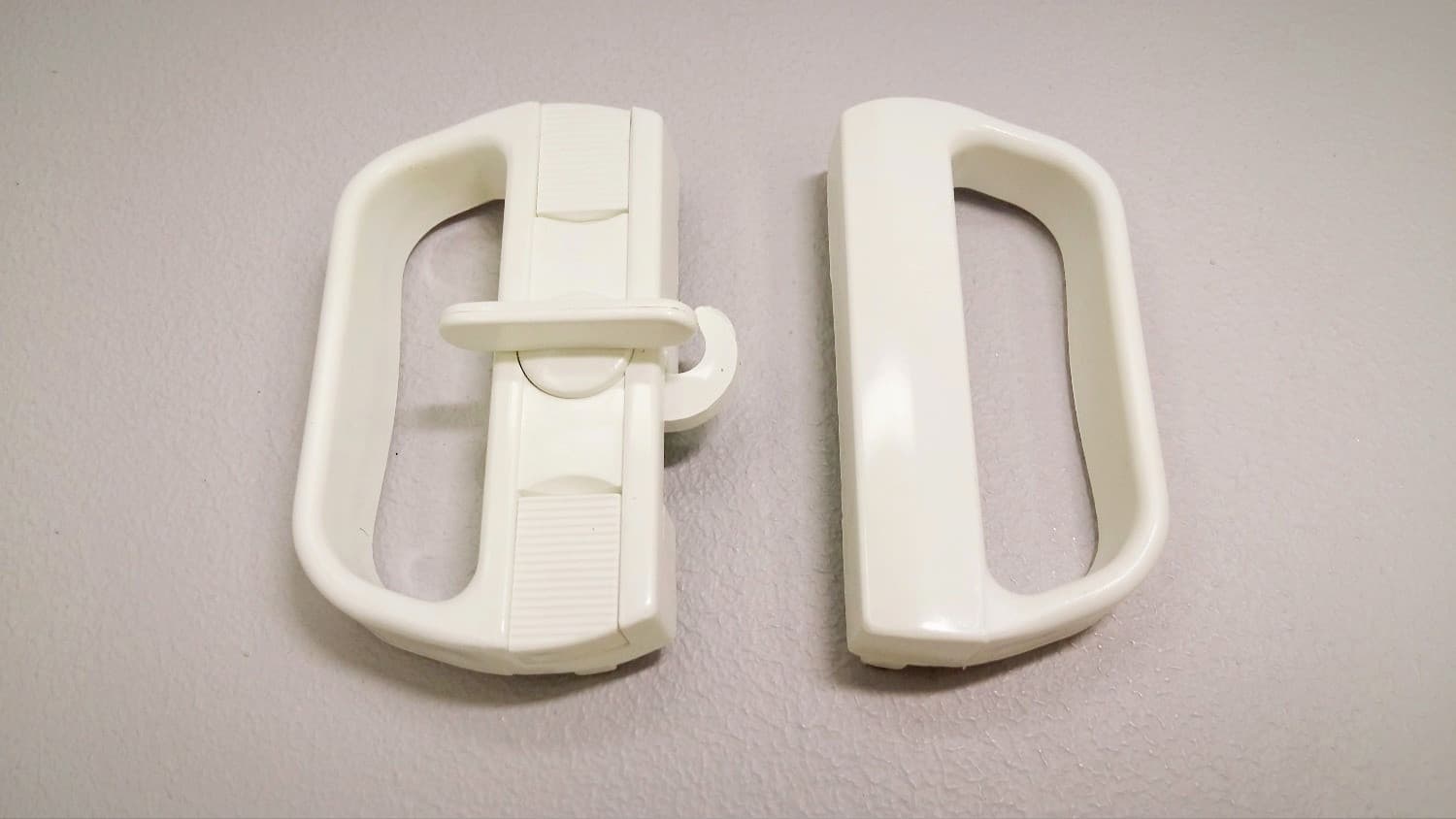 Poignée blanche pour porte moustiquaire - Image 1