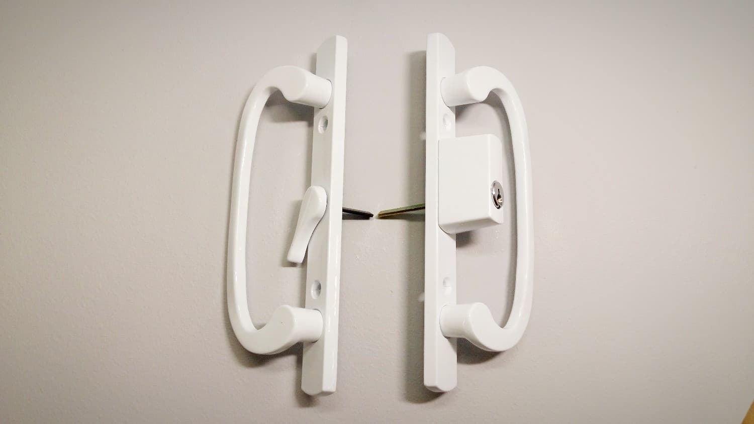 Poignée blanche avec clé pour porte patio - Image 1