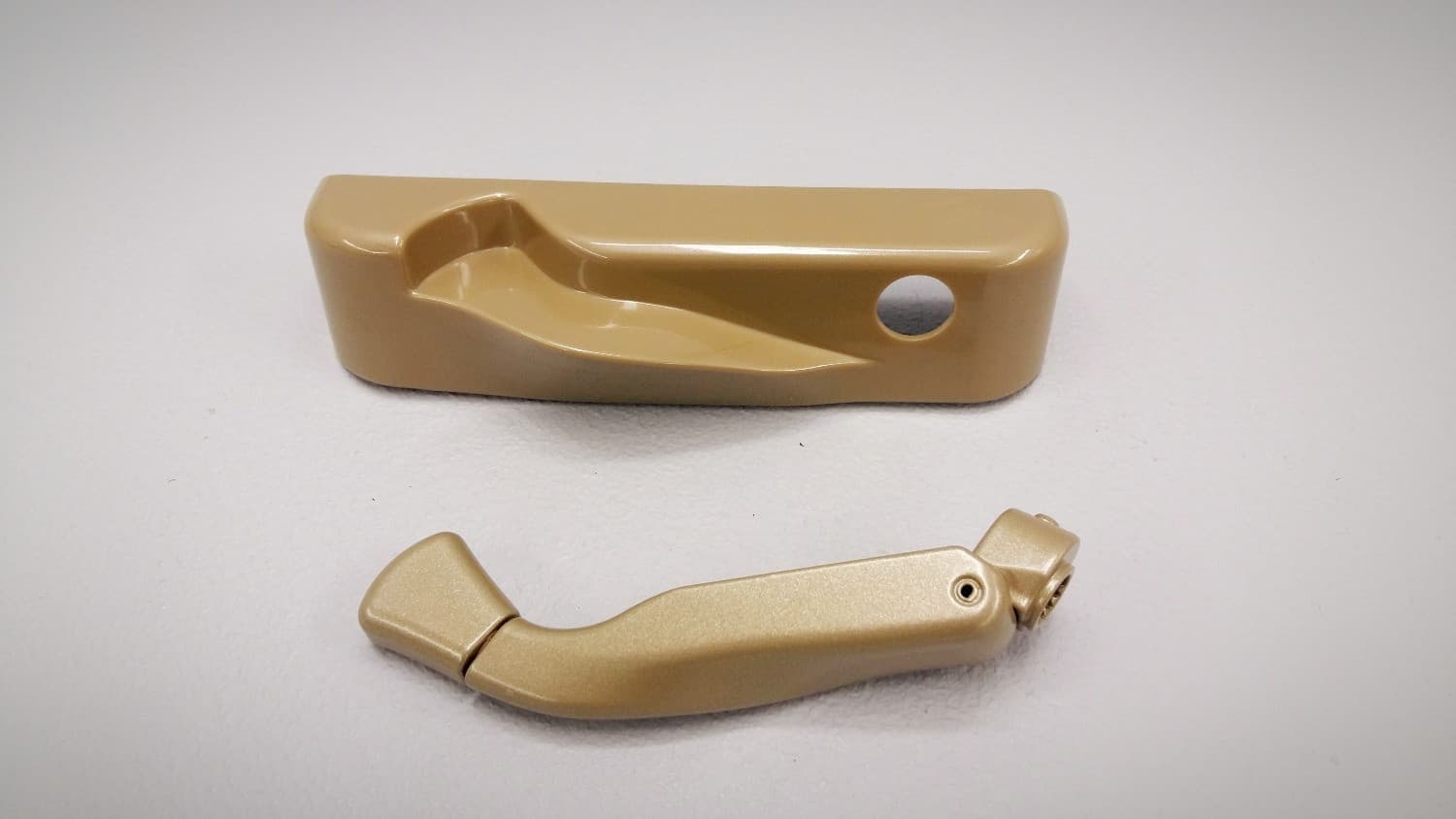 Poignée pliante et couvercle champagne pour opérateur de fenêtre à battant - Image 1