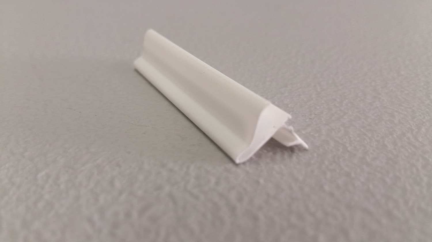 Coupe-froid blanc en polyflex 12' - Image 1